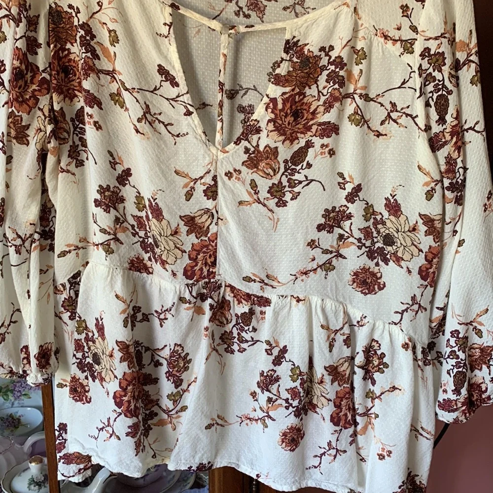 Full🤍Tilt floral rayon blouse with soft floral colors. GUC. No noted flaws. - Picture 4 of 8